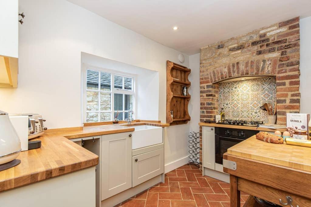 Oxfordshire Living - The Bowler Hat Cottage - Woodstock Exterior photo
